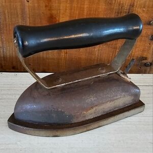 Vintage International Electric Company "Baby" Electric Iron